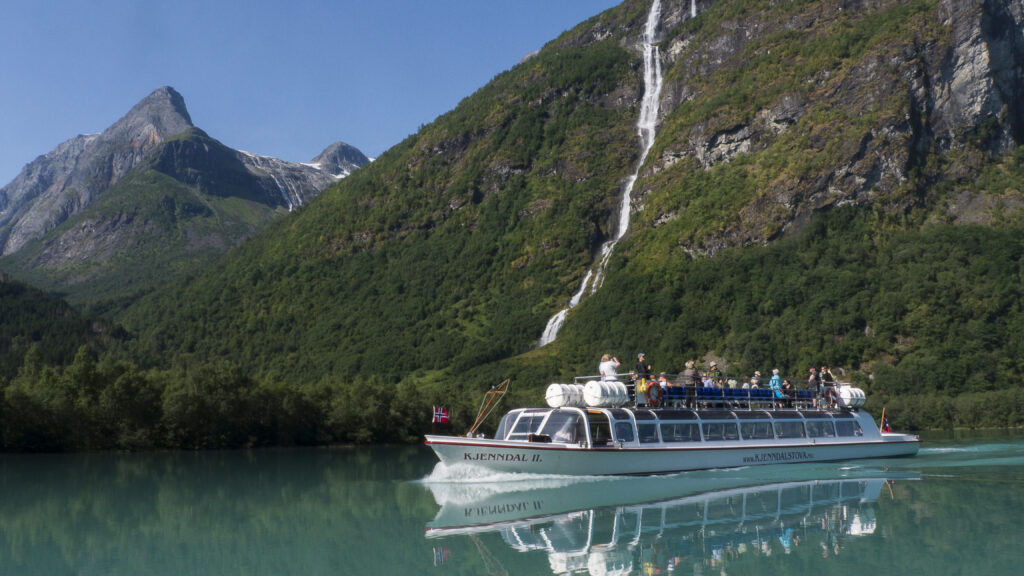 Sightseeing on the boat Kjenndal II on the fjord.