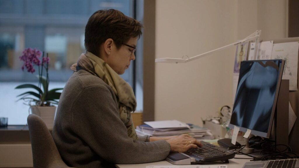 Woman at work in front of a computer.