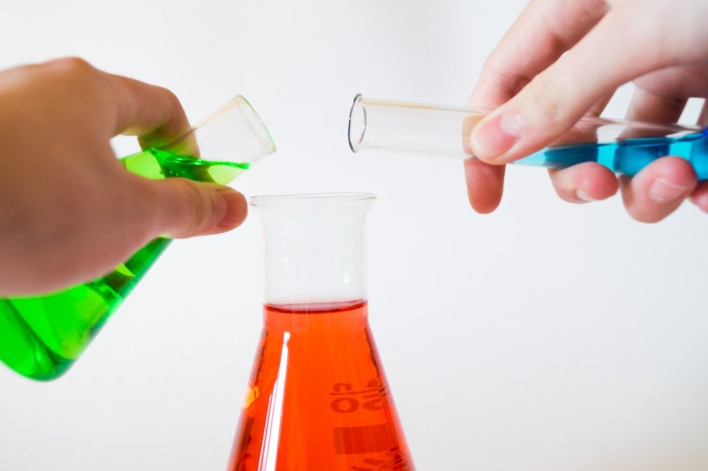 Blanding av kjemiske stoffer i glassflaske