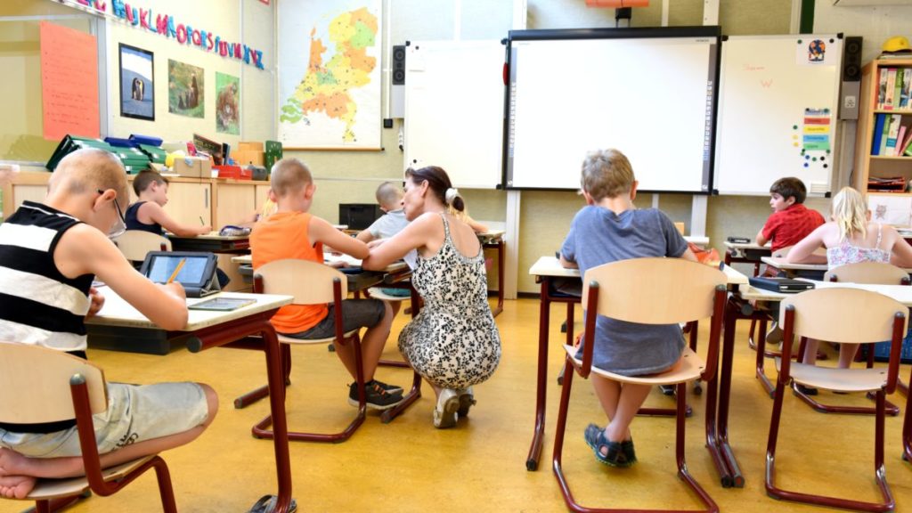 Bilde av lærer i klasserom med barn