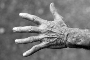 Sort-hvitt bilde av hånden til en eldre dame