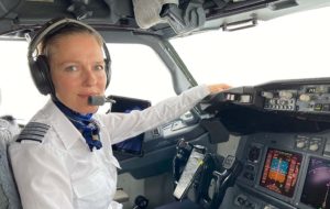 Kvinnelig pilot i cockpit. Foto: Privat