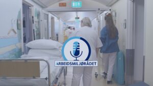 To sjukepleiarar i ein sjukehiskorridor. Logo med eit mikrofonikon, og teksten "Arbeidsmiljørådet"