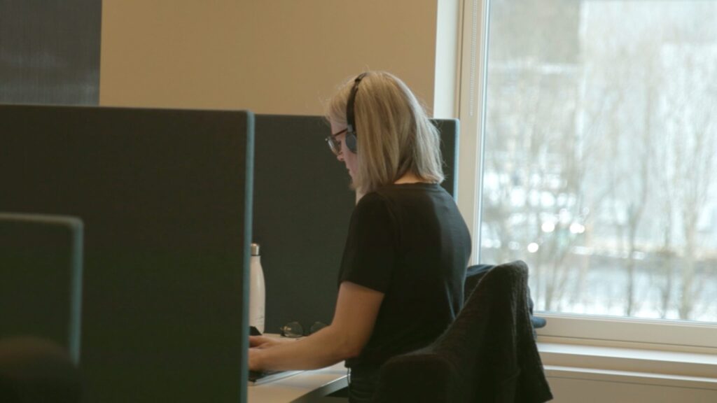 Kvinne som jobber på åpen kontorplass
