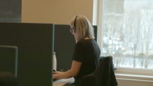 Kvinne som jobber på åpen kontorplass