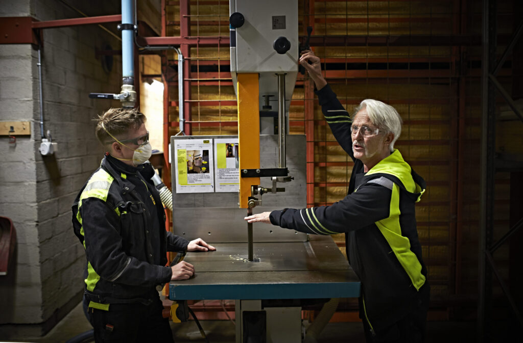 To menn jobber med en skjæremaskin hos Glava