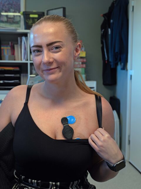 Sara Rismyhr har fått festet en sensor på brystet.