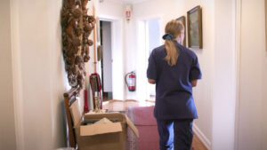 Hjemmesykepleier på jobb