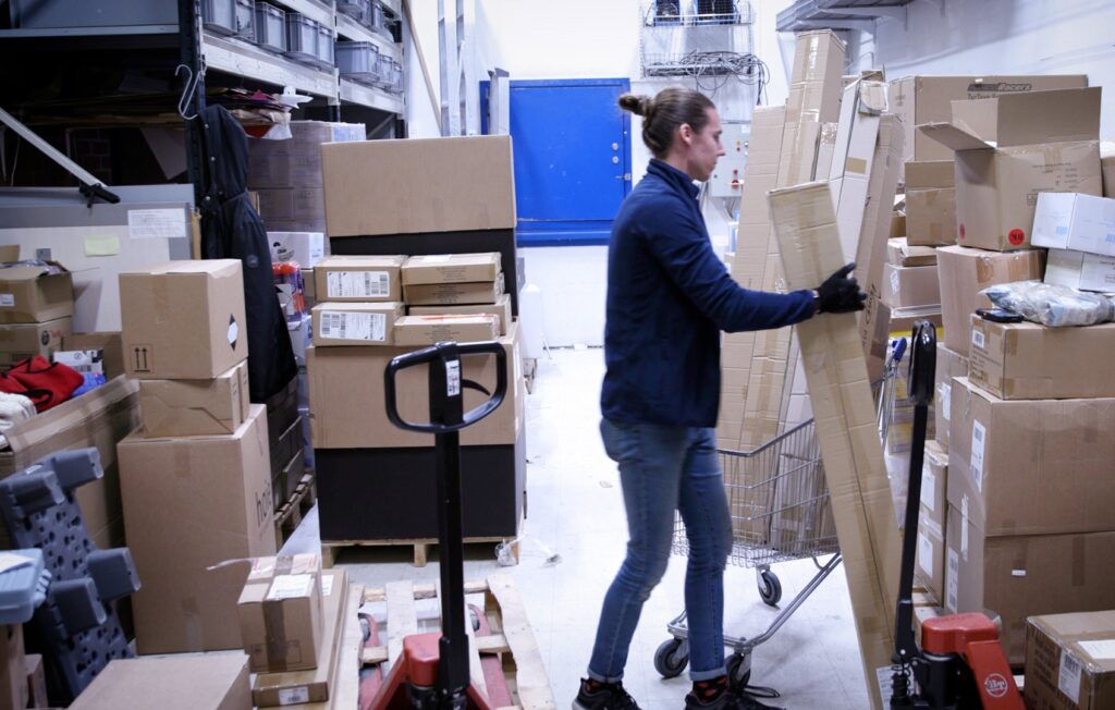 Person stabler esker på et lager.