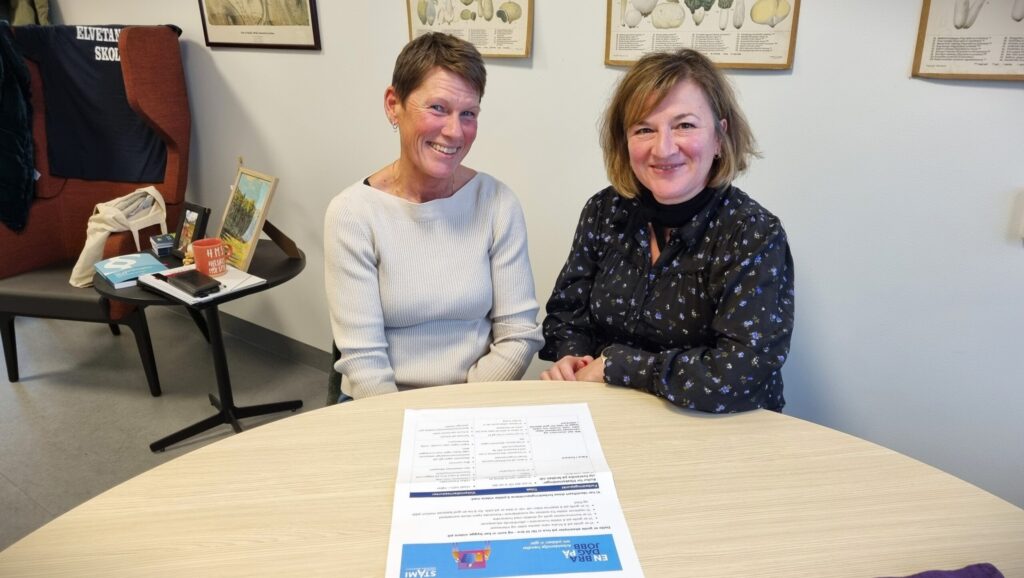 Rektor og verneombud sitter ved et bord, men handlingsplanen foran seg.