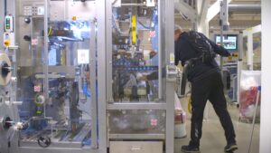 Arbeider med prøveutstyr jobber i pulvermatproduksjon.