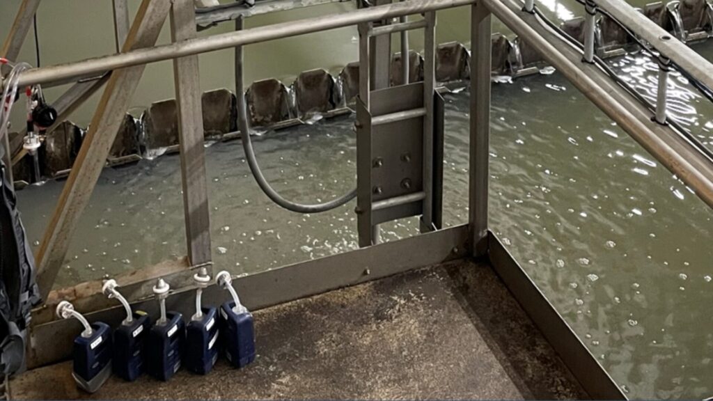 Bildet er fra et renseannlegg hvor man ser avløpsvann og prøveutstyr.