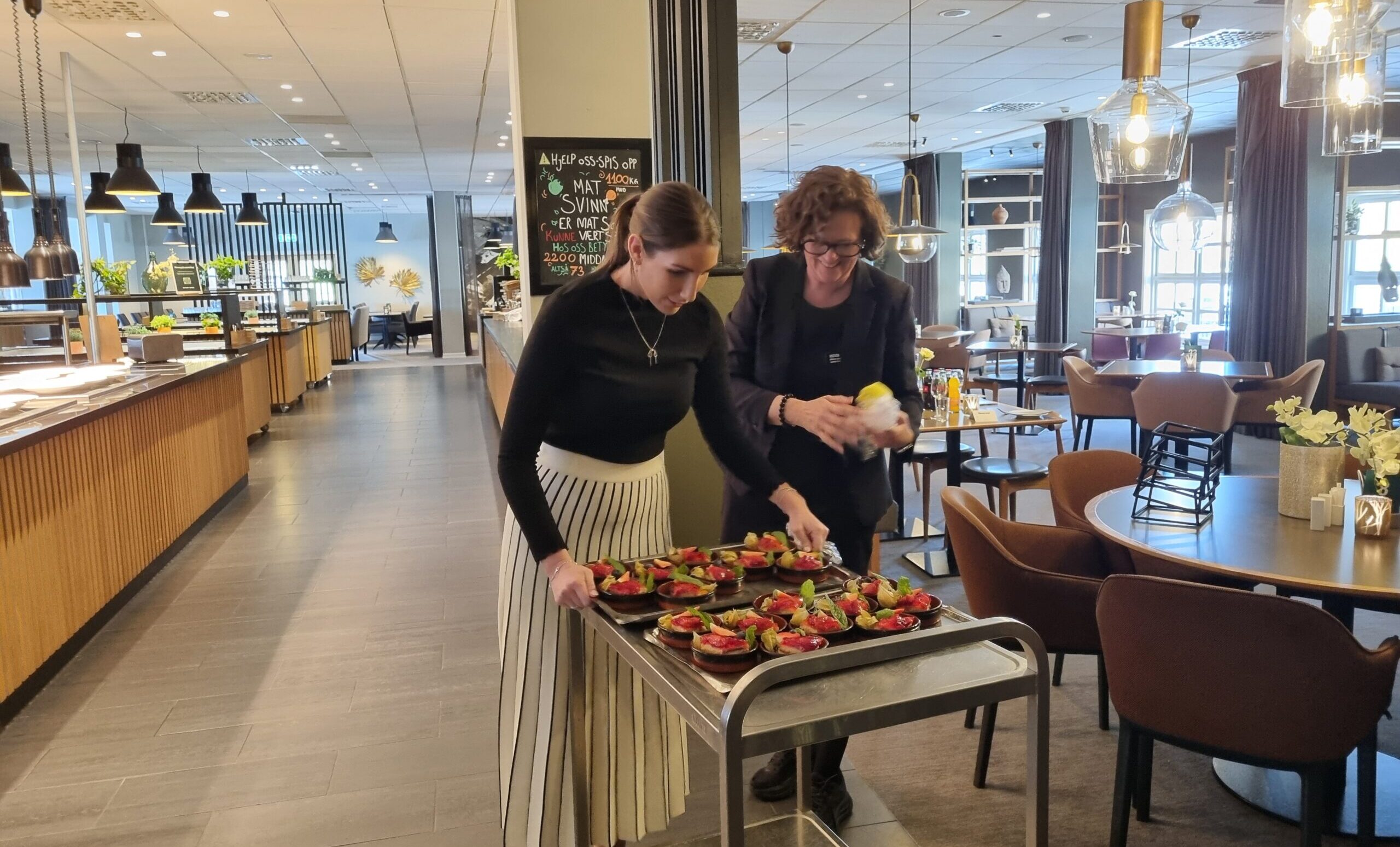 Direktør og verneombud er i gang med de siste forberedelsene før frokostgjestene kommer.