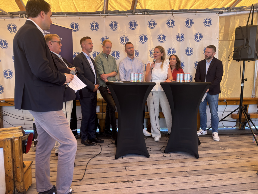 STAMI-direktør Therese Hanvold i panelsamtalen om de foreløpige funnene fra forskningsprosjektet. Se oversikten over deltakerne nederst i saken.