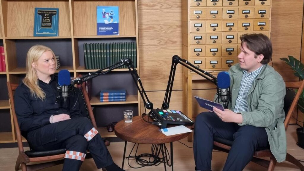 Podkast episode fra studio hvor to snakker med hverandre