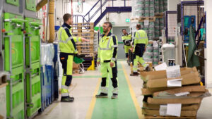 Kollegaar i eit produksjonslokale snakkar saman